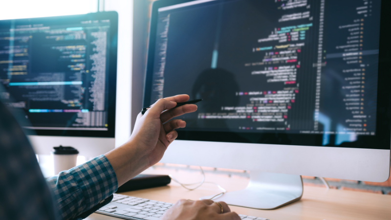 AIソリューションのダッシュボード画面。データ可視化と予測分析レポートを表示