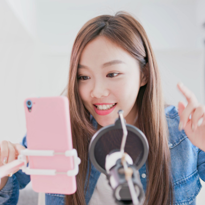 Instagram投稿のサンプル。一貫したビジュアルスタイルとブランドカラーを使用したクリエイティブな投稿
